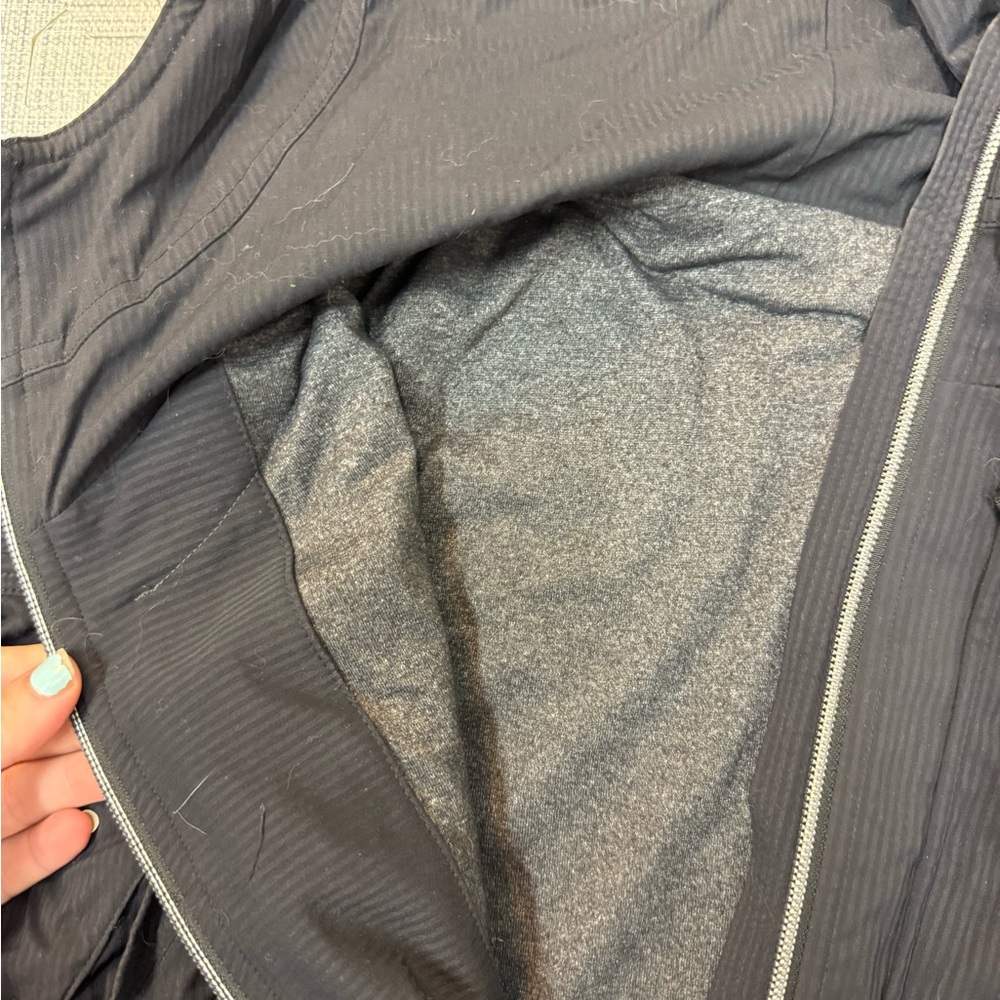 Lululemon Windbreaker / Rainjacket - image 4